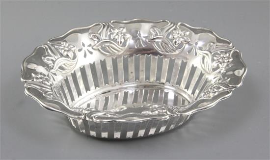 An Edwardian Art Nouveau pierced silver oval dish, by John Round & Son Ltd, length 190mm, weight 3.9oz/122grms.